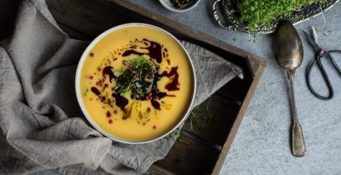 Herbstlich bunte Butternusskürbis Suppe mit Honigsprenkeln