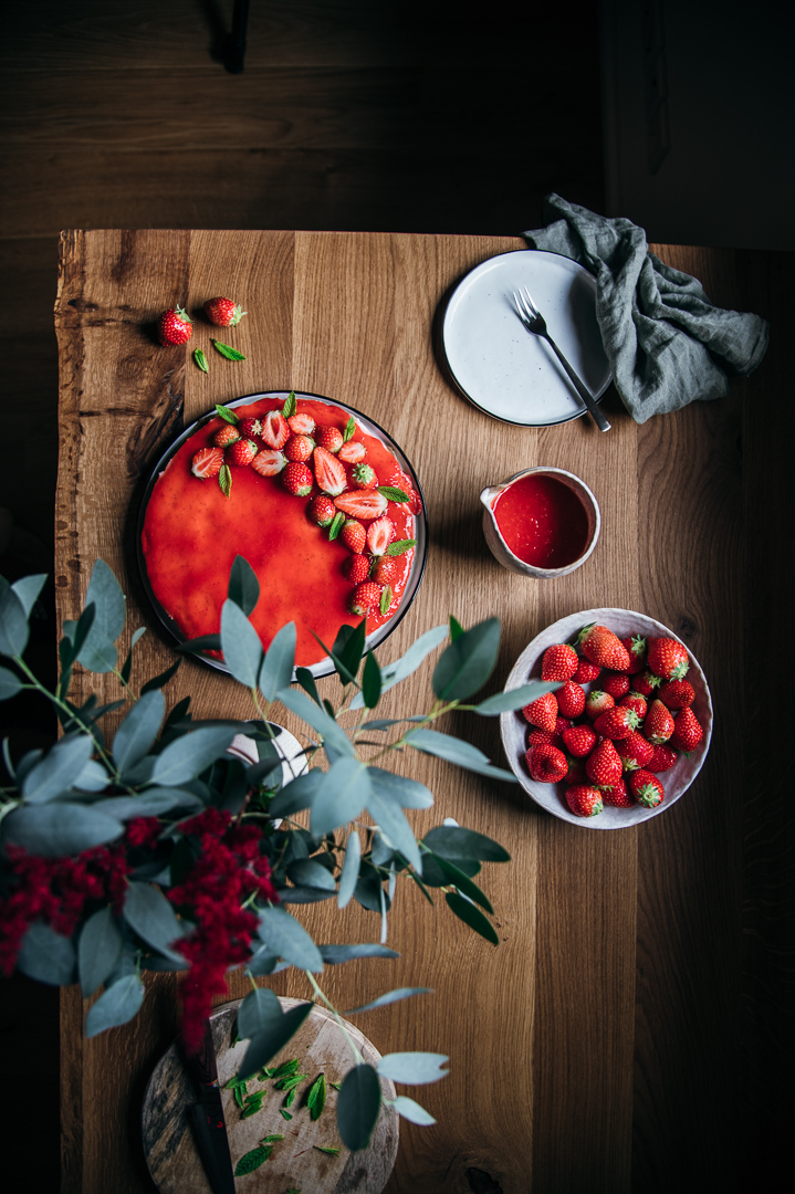 Veganer Käsekuchen auf Cashewbasis mit Erdbeeren