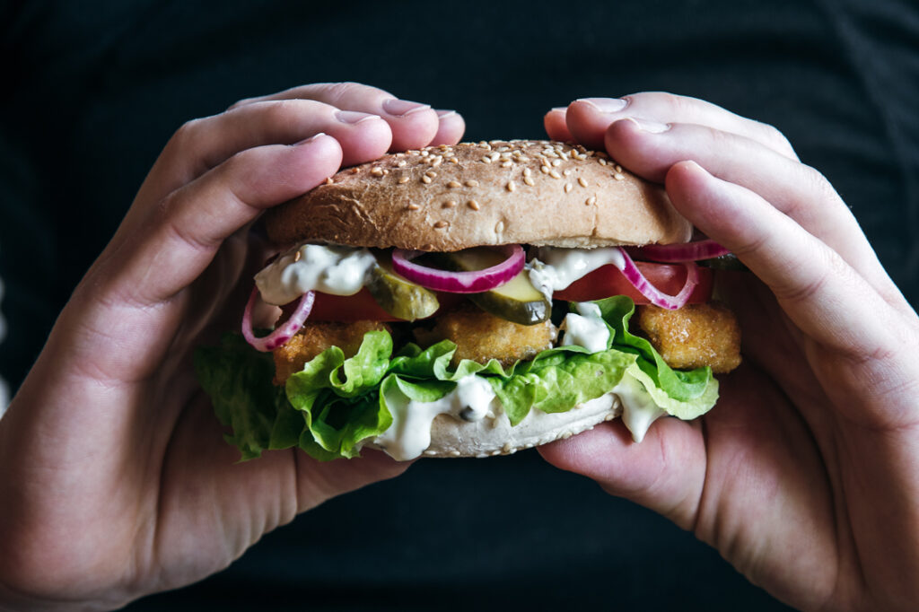 Fischstäbchen-Burger mit Cashew-Remoulade | vegan